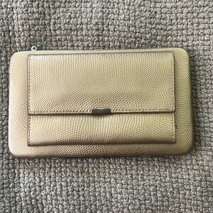 Gold clutch purse 💛🤍